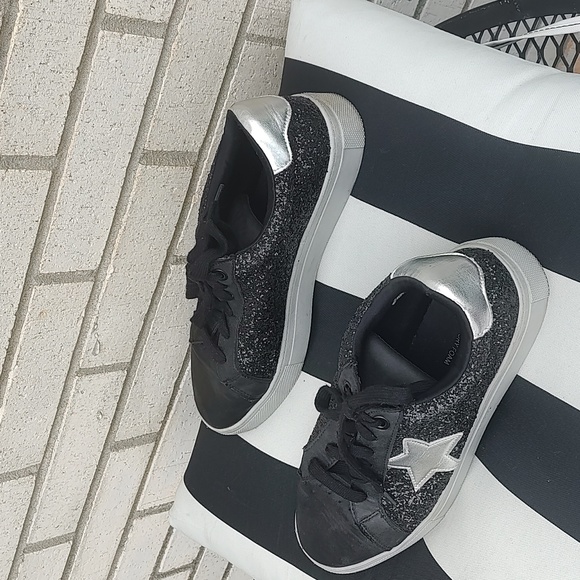 Black Shoes/Silver ⭐ - Picture 2 of 9